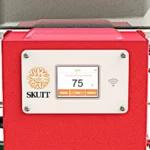 Cận cảnh màn hình cảm ứng Skutt gắn trên hộp điều khiển màu đỏ