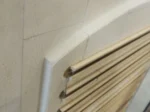 Cận cảnh gạch và các rãnh đỡ dây điện trở trong vách lò